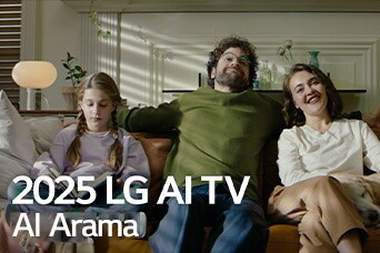 Başlık görülüyor, 2025 LG AI TV, Al Search. Üç kişilik bir aile oturma odalarındaki koltukta oturuyor