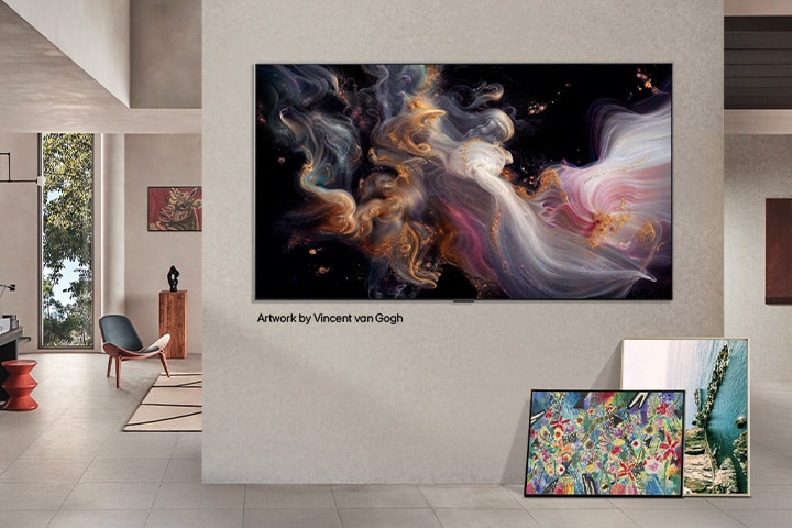 Sofistike bir evin iç mekânı. Çeşitli sanat eserleri sergileniyor. Orta duvarda, ekranında popüler bir sanat eseri görünen LG TV bulunuyor. TV, adeta bir müze tablosunu andırıyor. 