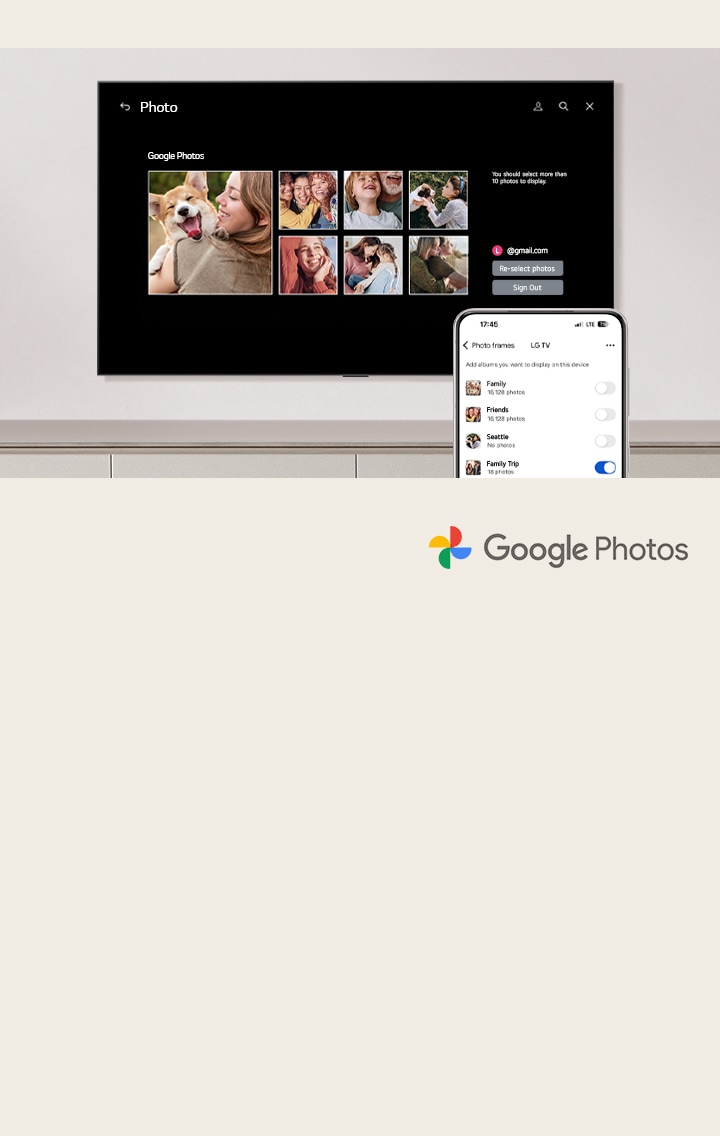 Ön planda bir cep telefonu, arka planda duvara monte edilmiş bir LG TV yer alıyor. Ekranda LG TV’de Google Photos kurulum süreci gösteriliyor. 