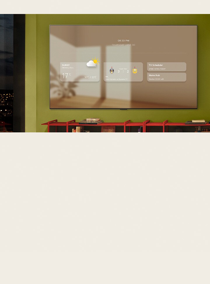 Duvara monte edilmiş bir LG TV’de bilgi panosu gösteriliyor. Ekranda hava durumu güncellemeleri, spor hatırlatmaları, TV zamanlayıcı, Home Hub ve Google Takvim gibi farklı işlevler yer alıyor.