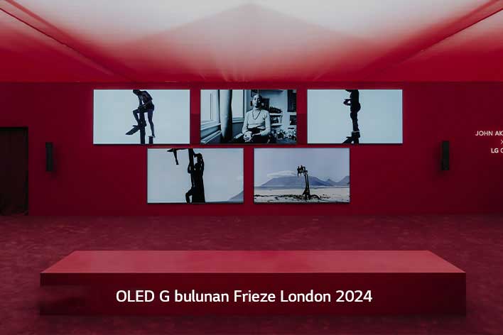 Sanat eserlerini gösteren birden fazla LG OLED G bulunan kırmızı oda.