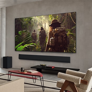 Lüks bir evin içerisinde yer alan oturma odasının geniş açılı görünümü. LG OLED TV duvara monte olarak gösteriliyor. TV’nin Ultra İnce Tasarımı duvar ve iç mekan tasarımıyla zarif bir şekilde bütünleşiyor.
