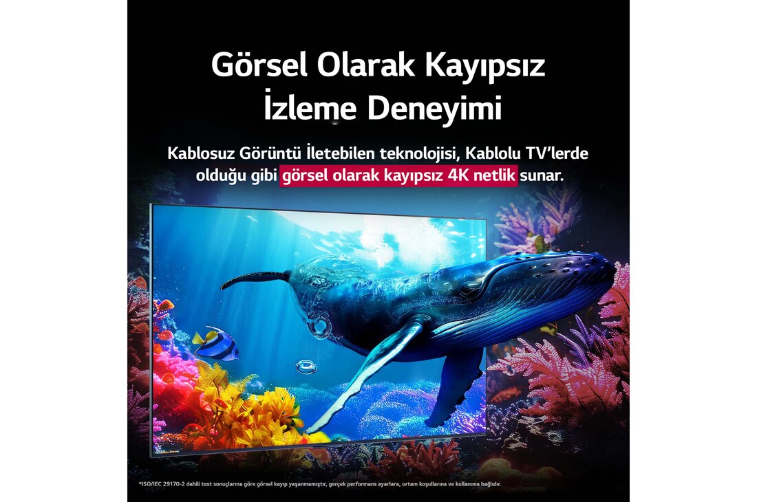 Okyanusta mercanların arasına yerleştirilmiş QNED9M ekranından izleyiciye doğru yüzen bir balina. Metin, görsel kayıpsız 4K kalitesiyle detayların ne kadar etkileyici olduğunu belirtiyor. 