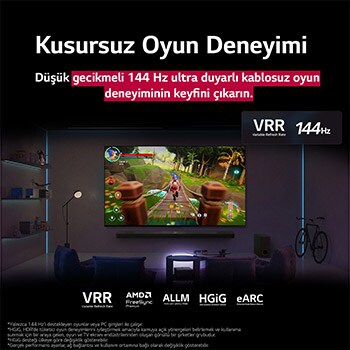 Loş ışıklı bir oturma odasında QNED9M ekranında bir oyun görüntüleniyor. Zero Connect Box kahve sehpasının içinde duruyor. Metin, düşük gecikme süreli 144Hz ultra hızlı kablosuz oyun performansından söz ediyor.
