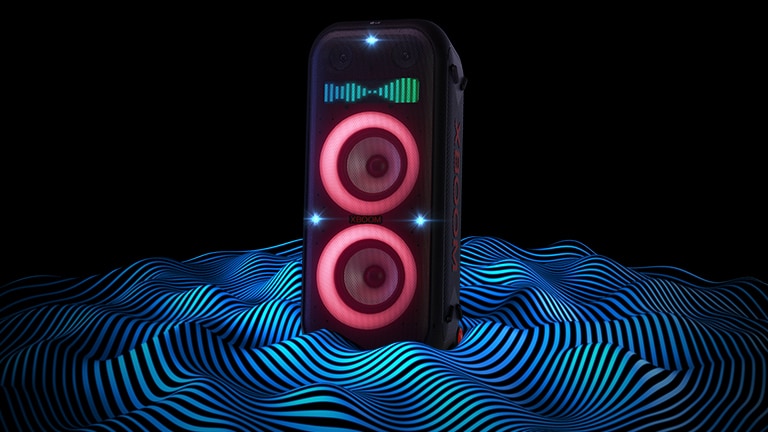 LG XBOOM XL9T sonsuz uzayda duruyor. Kırmızı renkli woofer ışıklandırması ve  flaşlı ışıklandırmalar açık. Hoparlörün üstünde bir ses EQ görüntüleniyor. Derin bas özelliğini vurgulamak için hoparlörün alt kısmından ses dalgaları yayılıyor.