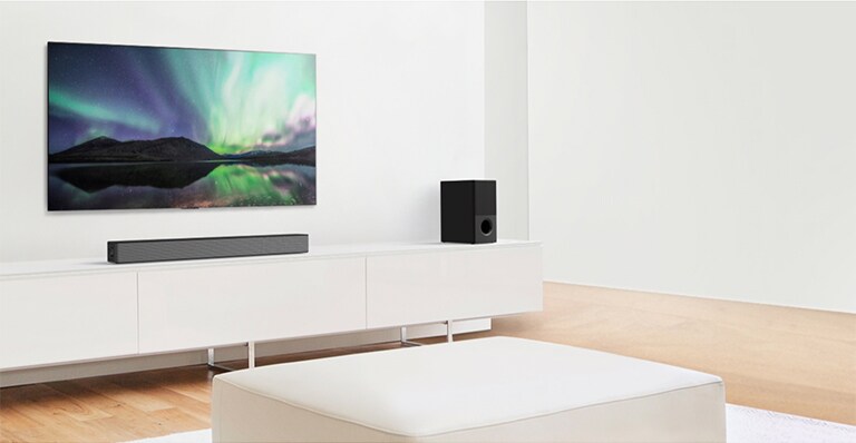 Beyaz bir oturma odasında 4.1 kanal ayarlı LG Soundbar'ı gösteren kısa video.