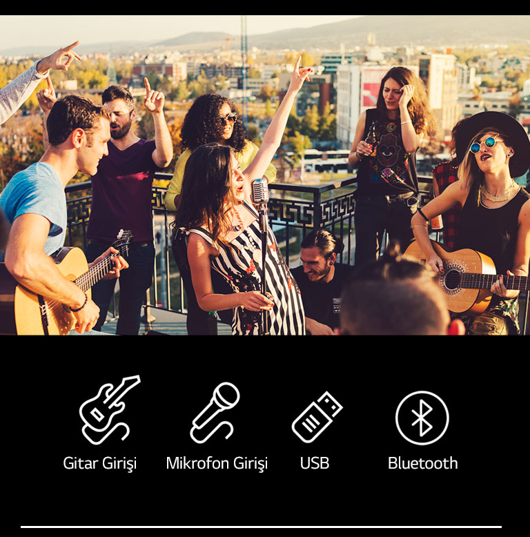 LG XBOOM XL5T ile akustik konser keyfi yaşayan insanlar. Resmin altında gitarlar vardır