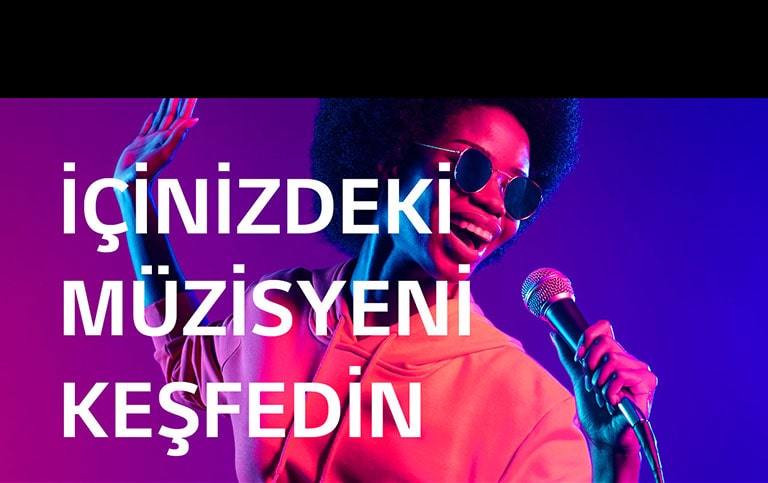 Bir kadın şarkı söylüyor.