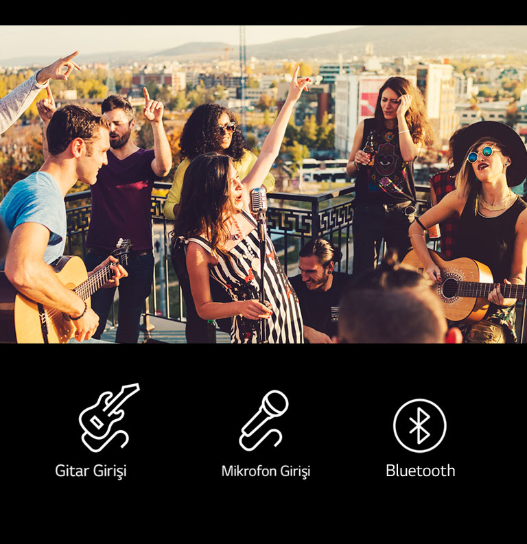 LG XBOOM XL9T ile akustik konserin keyfini süren insanlar gösteriliyor. Görüntünün altında gitar, mikrofon ve bluetooth simgeleri gösteriliyor.