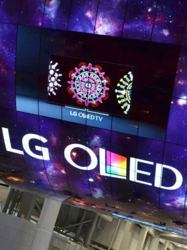 Üzerinde &quot;LG OLED&quot; yazan kavisli bir OLED ekranı