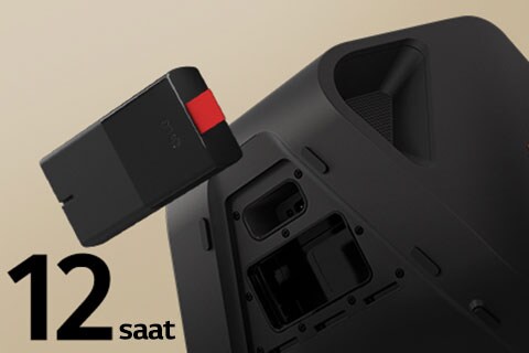 Stage 301’nın pil kutusu açık yandan görünümü. Değiştirilebilir pil havada xboom Stage 301’nın yanında asılı duruyor. Yedek pil satışı Türkiye'de yoktur.