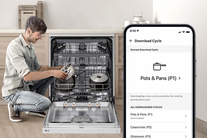 一位男士拿著湯鍋站在 LG 洗碗機旁邊，利用從 LG ThinQ™ 監看洗程。	