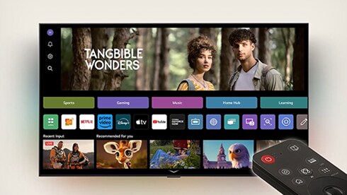 使用中的 LG AI 魔術遙控器。整體場景展示 AI 魔術遙控器的簡便與高效操作。LG webOS 主頁出現在螢幕上，游標點擊某個縮圖後，畫面擴展至全螢幕。接著，遙控器上的 AI 按鈕被高亮顯示。