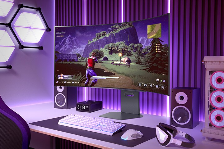 弧型遊戲顯示器顯示著動作冒險遊戲，位於散發紫色燈光的鮮明遊戲環境中，旁邊放著一台電腦主機。