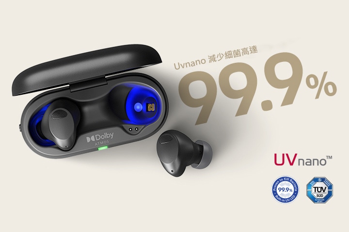 LG TONE Free T90S 俯視圖，圖中充電盒為打開狀態。一隻耳機平放，以展示 UV Nano 奈紫外線燈。耳機旁顯示文字。