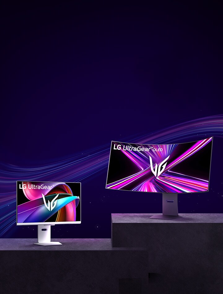 LG UltraGear OLED 電競螢幕促銷展示型號 32G810SA（左）和曲面 45GX950（右）。