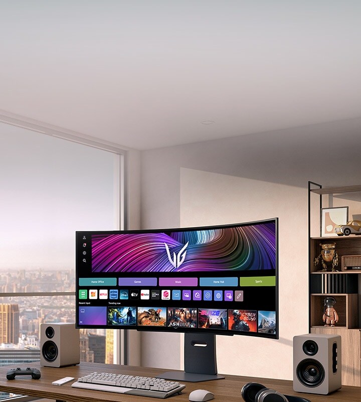 LG UltraGear 240Hz 曲面 OLED 智慧螢幕安裝在現代家庭辦公室中，展示了用於串流媒體、遊戲和生產力的內容中心介面。