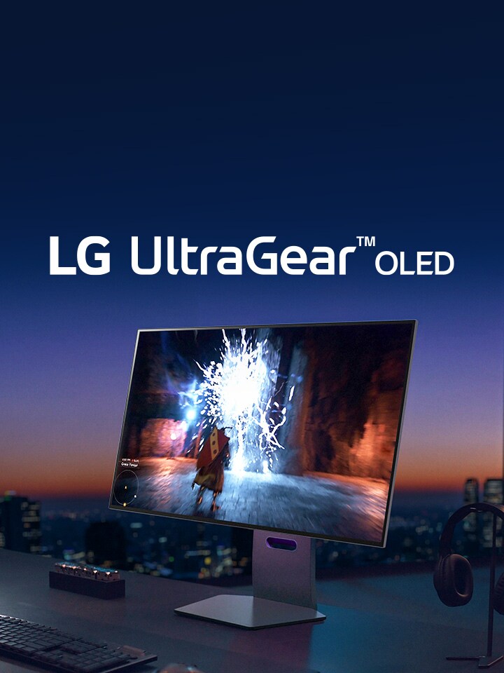 落日下窗邊的桌上放著 UltraGear 顯示器，顯示遊戲畫面。