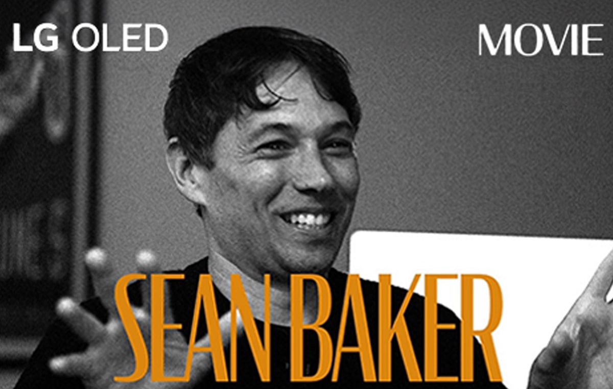 黑白靜態圖像來自於與 Sean Baker 的訪談。他的姓名以粗體橘色字母在畫面底部出現。LG OLED 一詞在左上角出現，電影一字則在右上角出現。