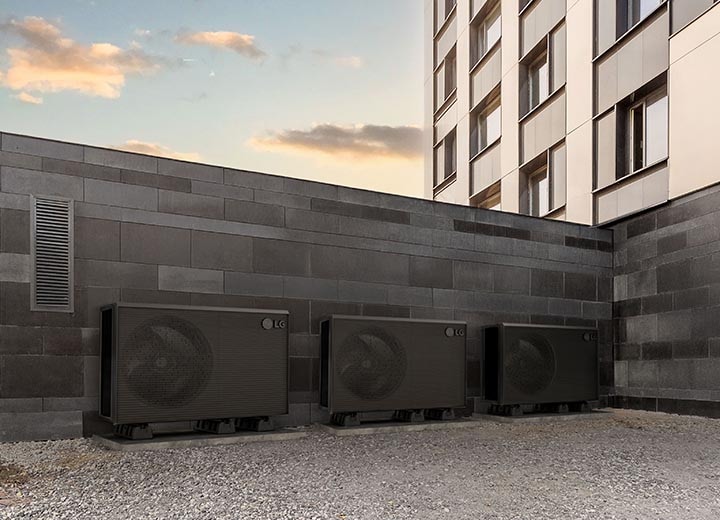 LG THERMA V products are placed in front of the outer wall of a wooden house against the backdrop of  the snowy villages.	