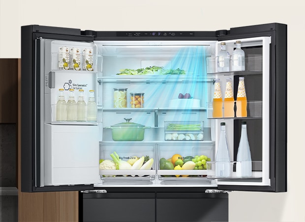 Inside the refrigerator filled with ingredients, blue arrows, which mean cold, are displayed below, on both sides, and on the whole.	
