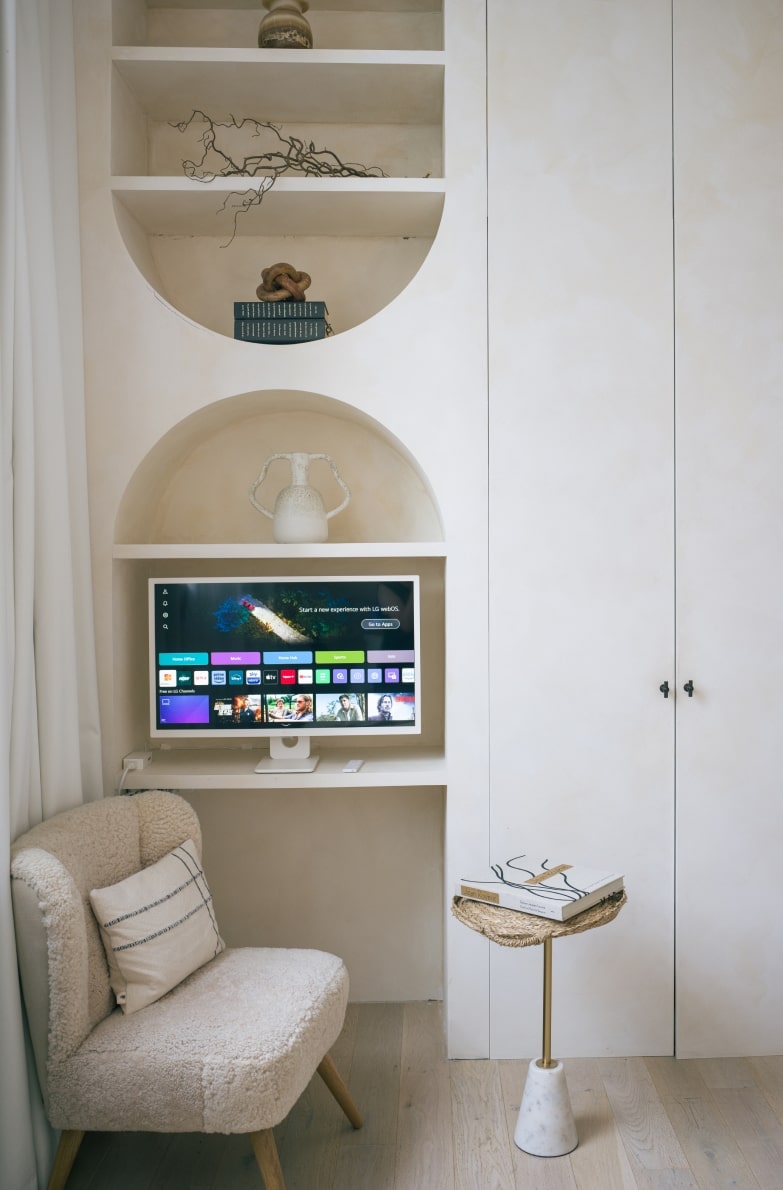 In the study, decorated with minimalistic and stylish interior design, an LG MyView Smart Monitor is placed on the desk with its webOS screen on.