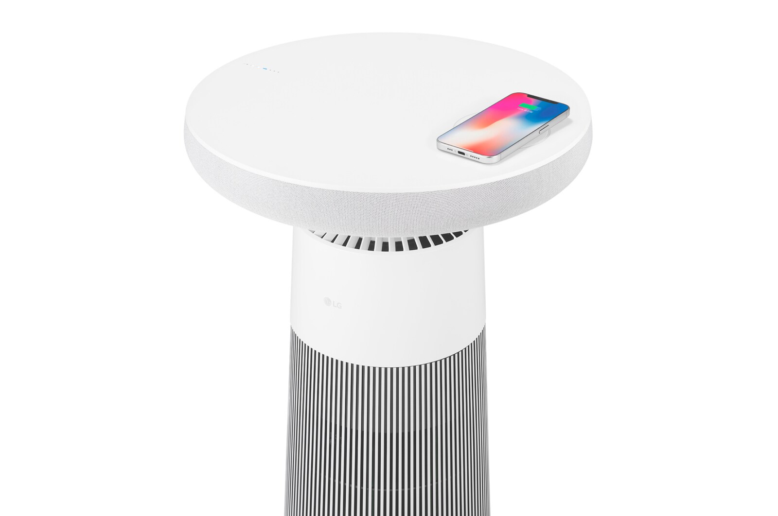 Góc nhìn nghiêng của LG PuriCare™ Aerospeaker với bộ sạc điện thoại thông minh ở phía trên