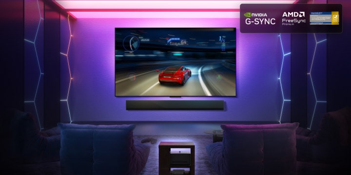 TV LG OLED M5 với trò chơi đang được phát trên màn hình thể hiện lối chơi mượt mà và liền mạch. Hộp kết nối không dây được nhìn thấy, nhưng hòa hợp với không gian. Logo Nvidia G-Sync, logo AMD FreeSync Premium và chứng nhận Intertek về thời gian phản hồi 0,1ms. Có thể nhìn thấy các chứng nhận chơi game.