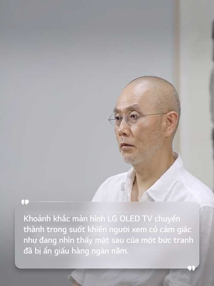 Phỏng vấn Suh Do ho với dòng chữ “Khoảnh khắc màn hình LG OLED TV chuyển thành trong suốt khiến người xem có cảm giác như đang nhìn thấy mặt sau của một bức tranh đã bị ẩn giấu hàng ngàn năm.”
