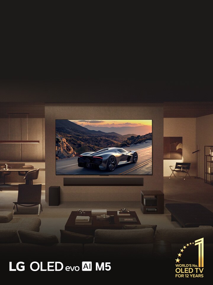 Phòng khách sang trọng với TV LG OLED evo M5 gắn trên tường. LG Soundbar bên dưới. Hộp kết nối không dây được ẩn giấu bên dưới chiếc bàn phụ. Không có dây nào hiện hữu, thể hiện công nghệ True Wireless của TV. Có thể nhìn thấy biểu tượng OLED TV số một thế giới trong 12 năm và logo M5 LG OLED evo AI.