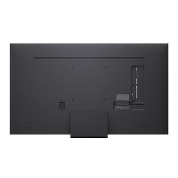 Cô gái và chú chó ngồi trước LG QNED TV gắn tường, bên trên LG Soundbar và đang chiếu hình ba con voi đi tản ra. Tiêu đề nói về cách màn hình lớn khiến mọi hành động trở nên ly kỳ hơn.
