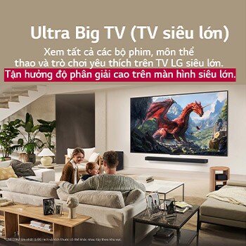 Cả gia đình ngồi trên chiếc ghế dài đối diện LG QNED TV treo tường, phía trên là LG Soundbar, một cô bé chỉ vào màn hình chiếu ảnh hai chú cá heo. Tiêu đề nói về cách màn hình lớn khiến mọi hành động trở nên ly kỳ hơn.