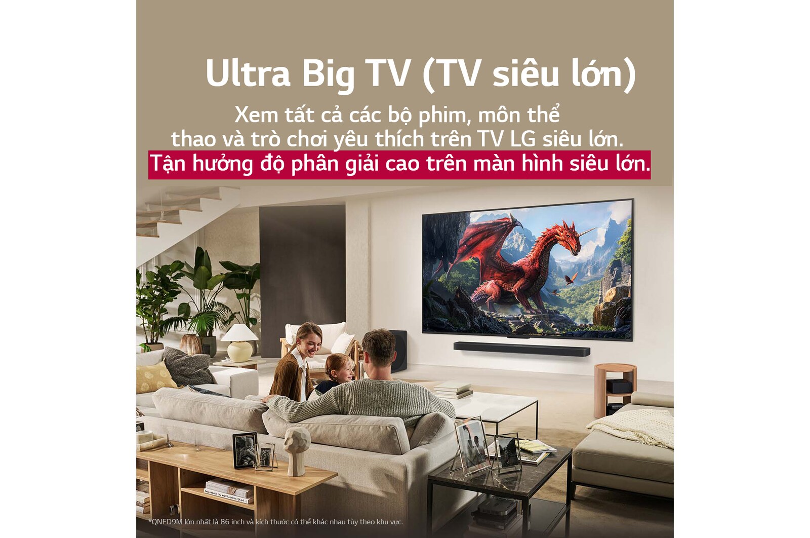 Cả gia đình ngồi trên chiếc ghế dài đối diện LG QNED TV treo tường, phía trên là LG Soundbar, một cô bé chỉ vào màn hình chiếu ảnh hai chú cá heo. Tiêu đề nói về cách màn hình lớn khiến mọi hành động trở nên ly kỳ hơn.