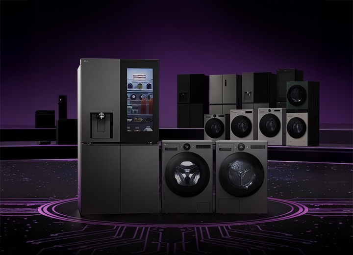 Dòng sản phẩm thiết bị gia dụng LG bao gồm tủ lạnh, máy giặt, máy sấy và thiết bị nhà bếp được trưng bày trên sân khấu tối màu với sàn mang hoa văn bảng mạch