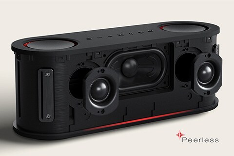 will.i.am trong trang phục trắng và đeo kính râm đang cầm xboom Bounce sát bên mặt