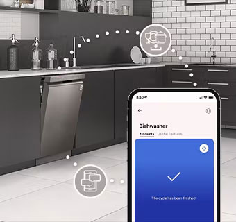 Nội thất nhà bếp với máy rửa bát độc lập đang mở hé và ứng dụng LG ThinQ™ hiển thị thông báo hoàn tất chu trình.