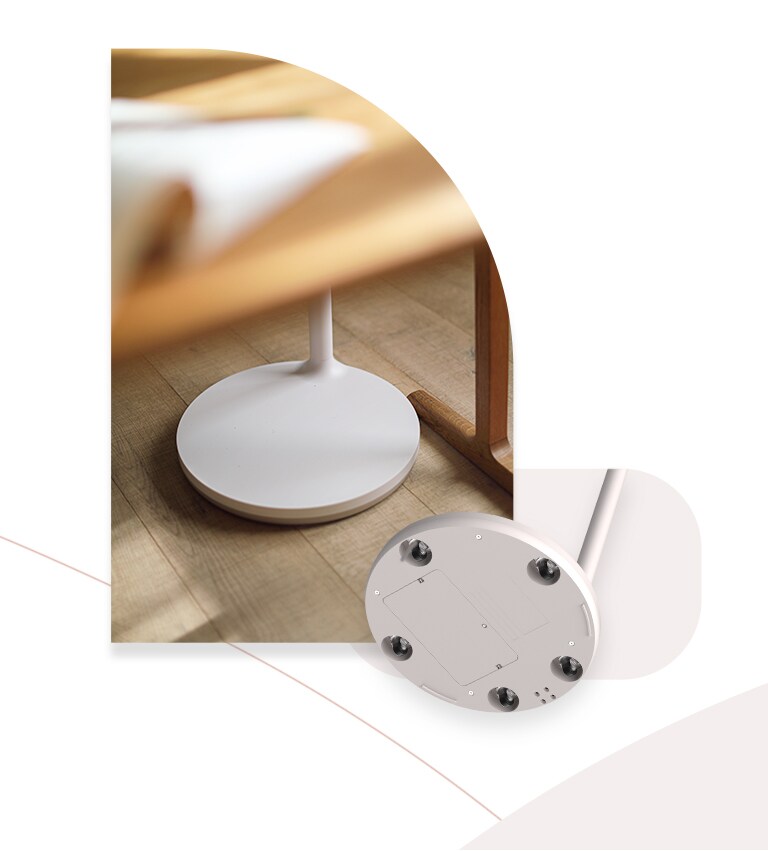 Hình ảnh ở bên trái cho thấy phần dưới cùng của chân đỡ TV được đặt dưới bàn làm việc và một hình ảnh khác cho thấy hình ảnh cận cảnh năm bánh xe ở đáy TV.