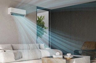 Người dẫn chương trình trình bày tại sự kiện ra mắt LG DUALCOOL™ AI Air, với khẩu hiệu “Trí tuệ (nhân tạo) thấu cảm cho một cuộc sống tốt đẹp hơn” được hiển thị trên màn hình.