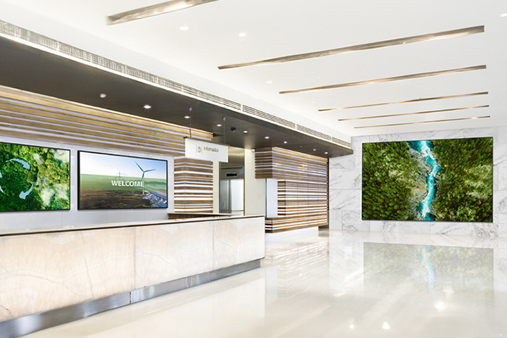 The various displays installed in the company lobby vividly showcase images.