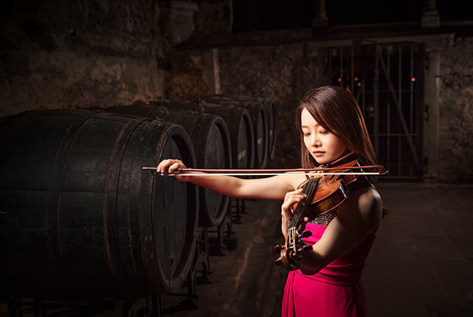 Bomsori kim is playing the violin.