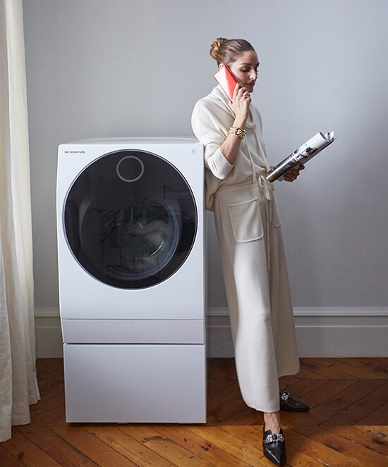 As Olivia Palermo waits for her LG SIGNATURE TWINWash® Washer Dryer Combo to finish washing her clothes, she occupies herself with other daily tasks.