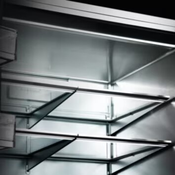 Shows cold air entering the refrigerator space through the rear and front ceiling vents.