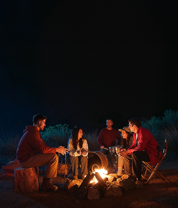 Pessoas desfrutando de acampamentos com sorrisos, abraçando o poder do otimismo.