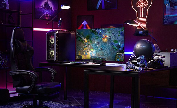 Un hombre sentado en un escritorio juega en el televisor LG OLED más pequeño