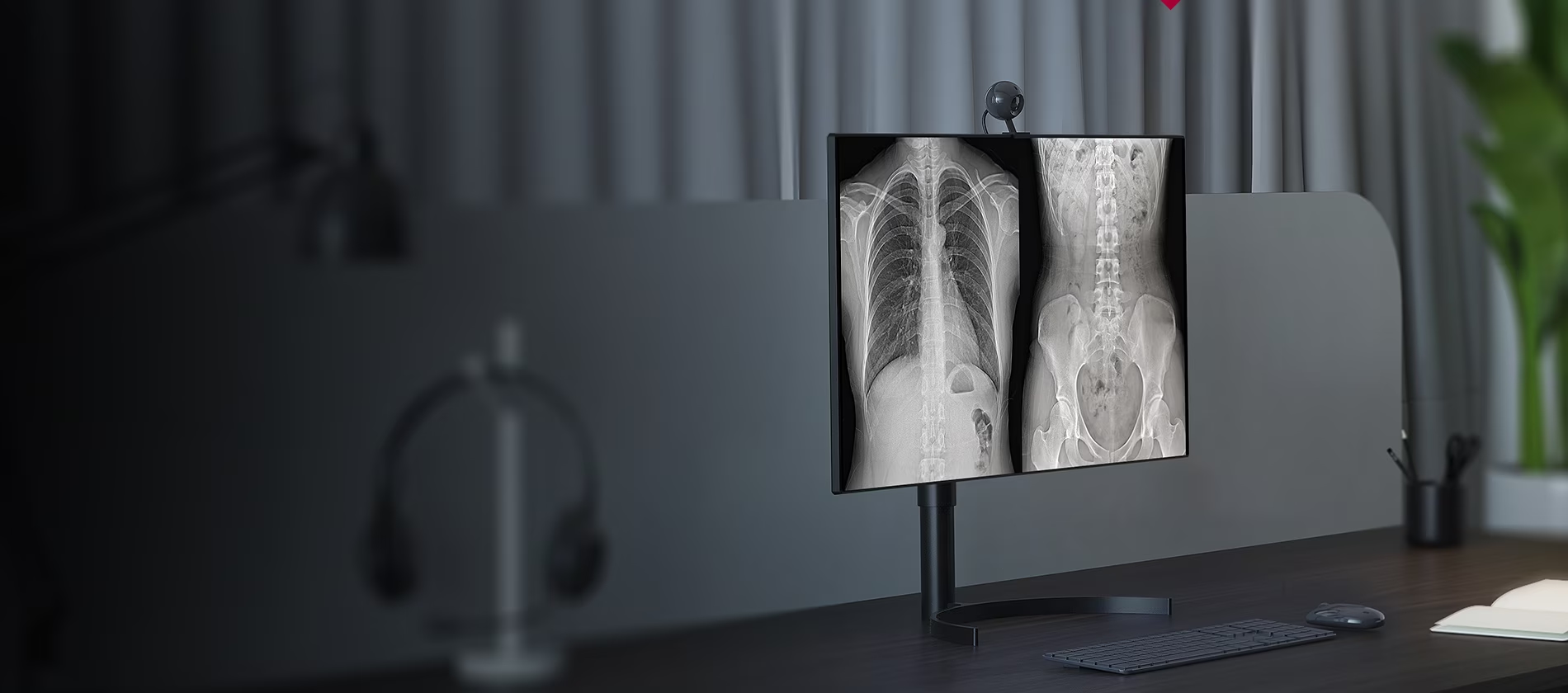 El monitor 32HL512D está en el escritorio para telerradiología y muestra funciones de bala