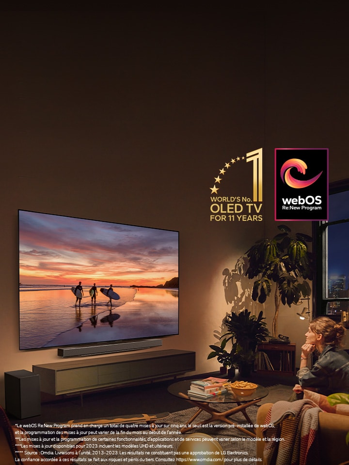 La LG OLED evo AI C4 installée sur le mur d’un salon confortable le soir, avec une LG soundbar installée juste en-dessous. Sur la télévision, on voit une plage au coucher de soleil, avec les silhouettes de trois surfeurs. Deux femmes assises dans le canapé penchées vers la télévision et la soundbar. L’image contient l’emblème « Marque de TV OLED numéro 1 dans le monde depuis 11 ans » et le logo du « webOS Re:New Program ». Clause de non-responsabilité : « Le webOS Re:New Program prend en charge un total de quatre mises à jour sur cinq ans, le seuil est la version pré-installée de webOS, et la programmation des mises à jour peut varier de la fin du mois au début de l’année. » « Les mises à jour et la programmation de certaines fonctionnalités, d’applications et de services peuvent varier selon le modèle et la région. » « Les mises à jour disponibles pour 2023 incluent les modèles UHD et ultérieurs. » « Source : Omdia. Livraisons à l’unité, 2013 à 2023. Les résultats ne constituent pas une approbation de LG Electronics. La confiance accordée à ces résultats se fait aux risques et périls du tiers. Consultez  https://www.omdia.com/ pour plus de détails. »