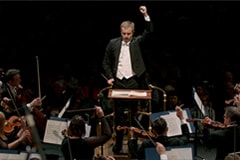 Dies ist ein Bild des Royal Philharmonic Orchestra, das auf der Bühne spielt.