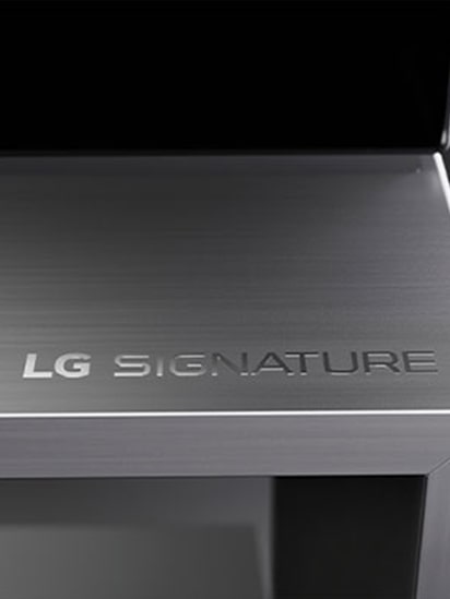 Close-up image of the top right corner of the LG SIGNATURE OLED 8K base with the LG SIGNAUTRE logo engraved on it.