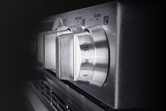 close shot of operation part with full stainless steel and scratch-resistant texture of LG SIGNATURE Oven Range