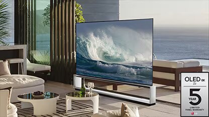 LG OLED Z2 坐落在極簡主義白色房間的窗前,窗外有一片樹林